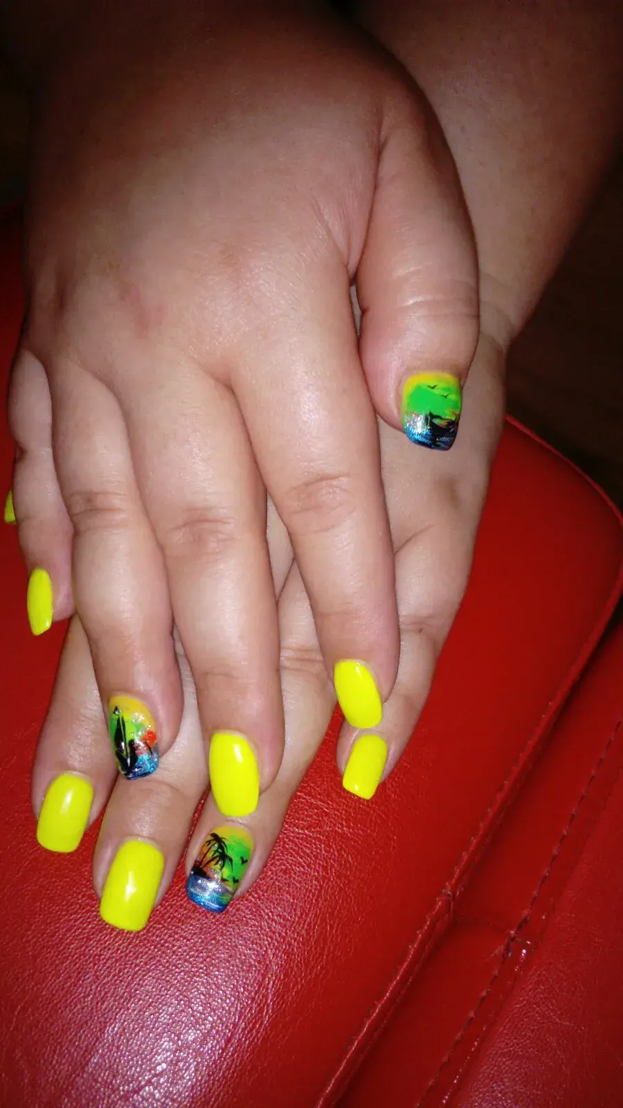 Nail art - žuti nokti sa plažom