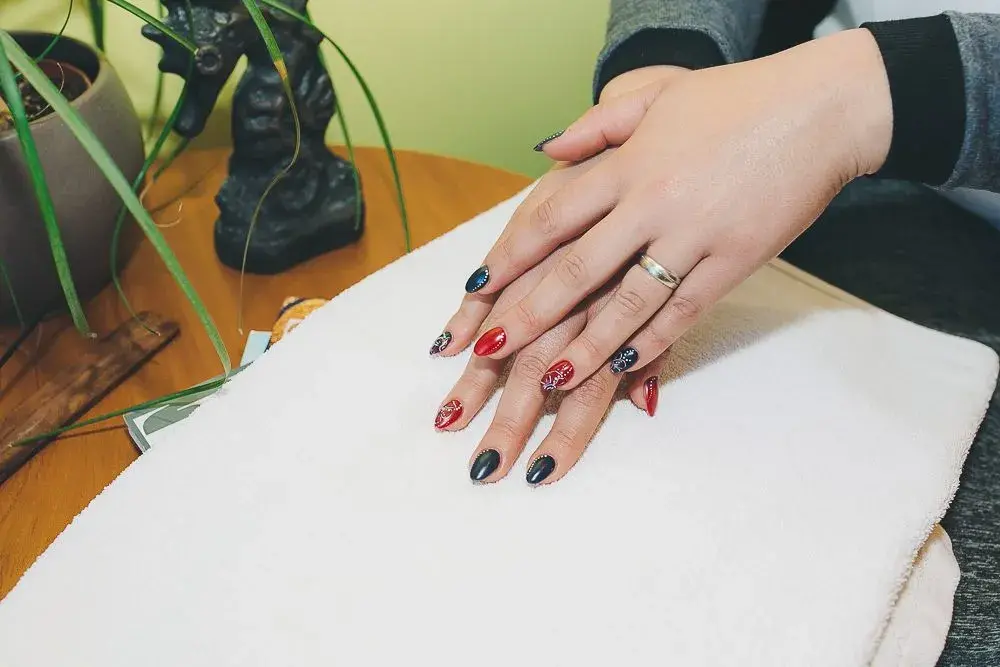 Nail art crveni i plavi nokti sa bijlim točkicama