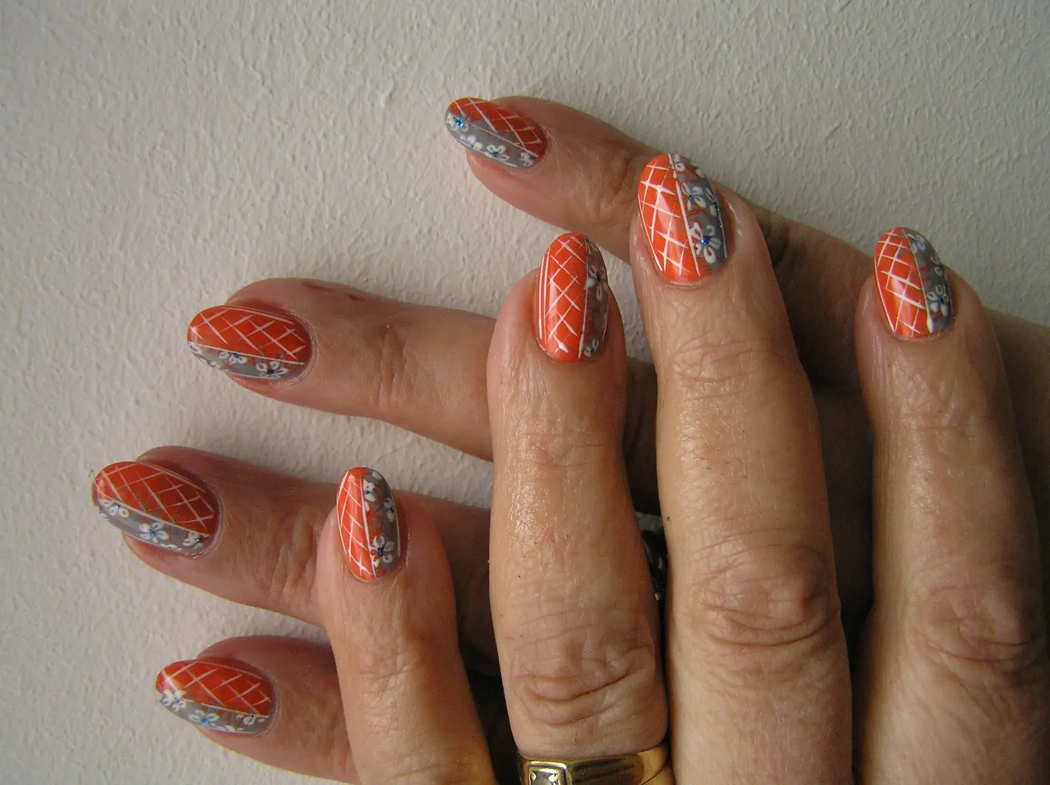 Nail art - narančasti nokti sa bijelim cvjetovima