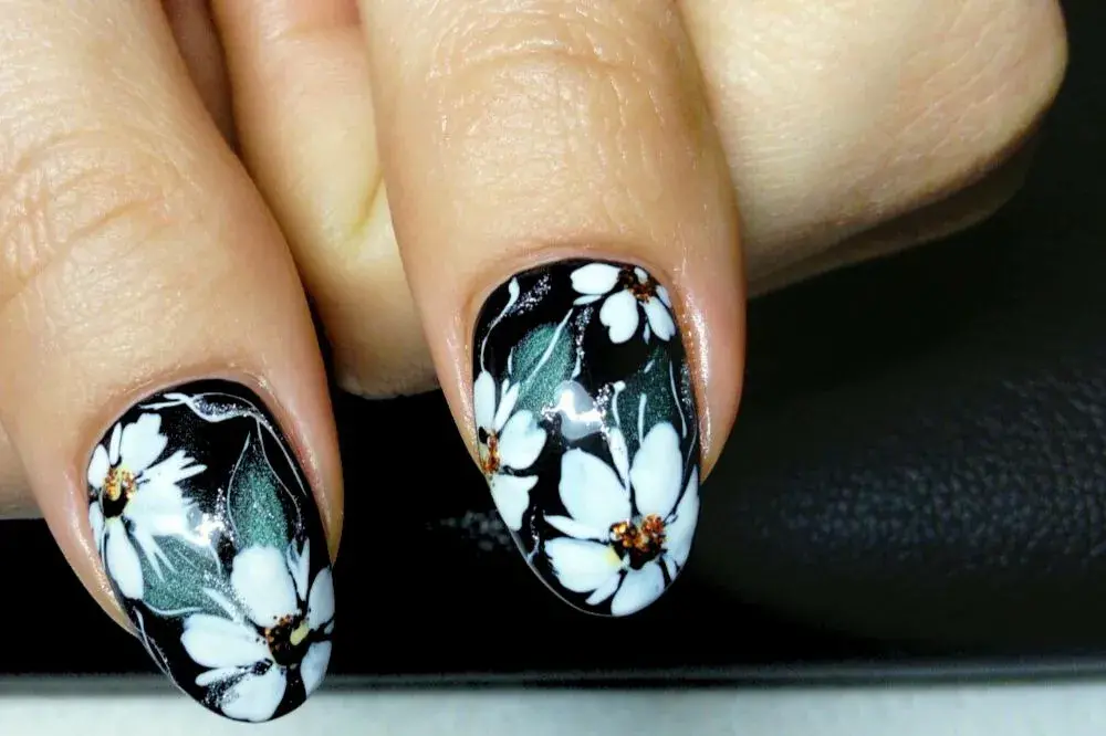 Nail art - crna podloga i bijeli cjetovi